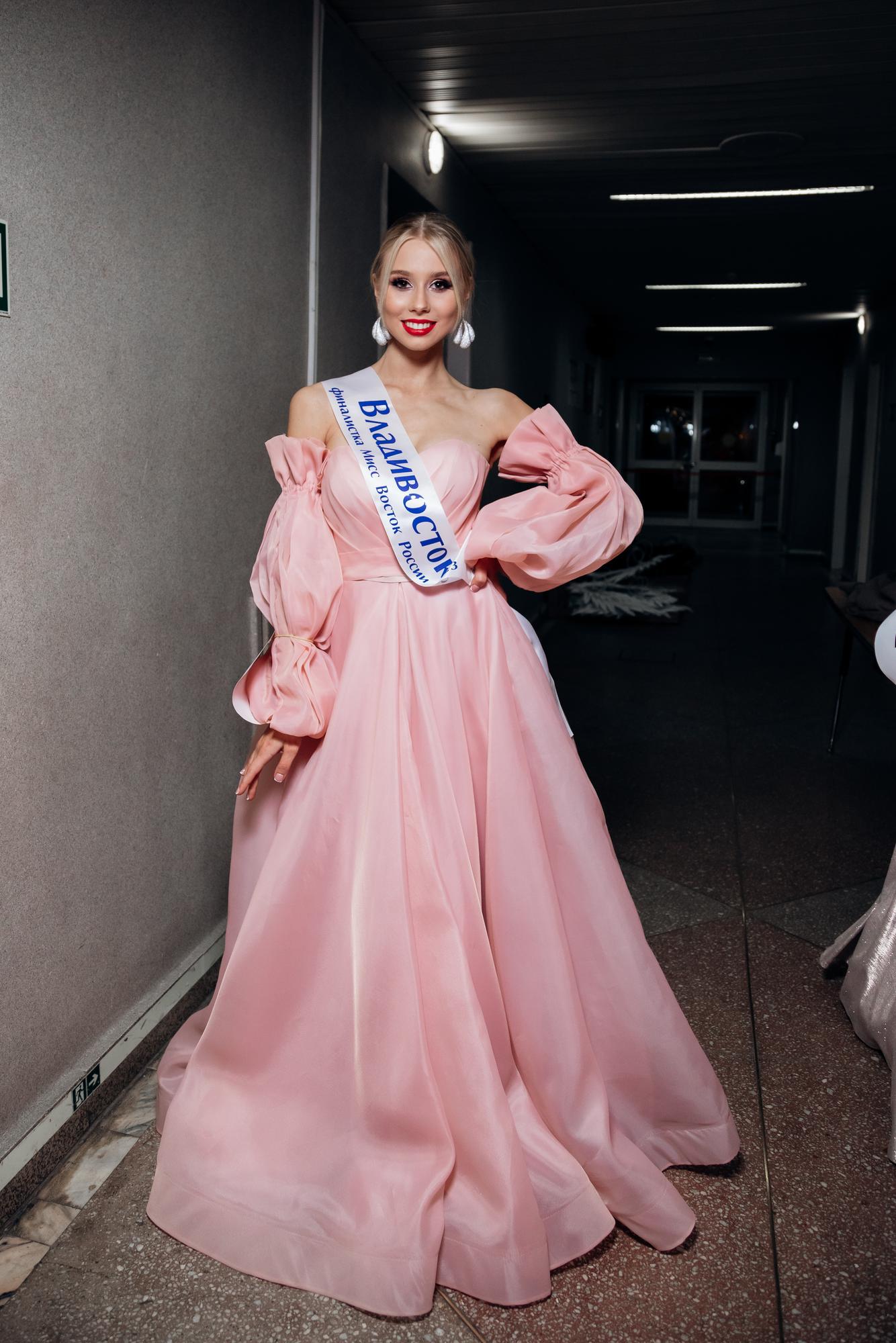 Персиковое платье огранза со съемными рукавами