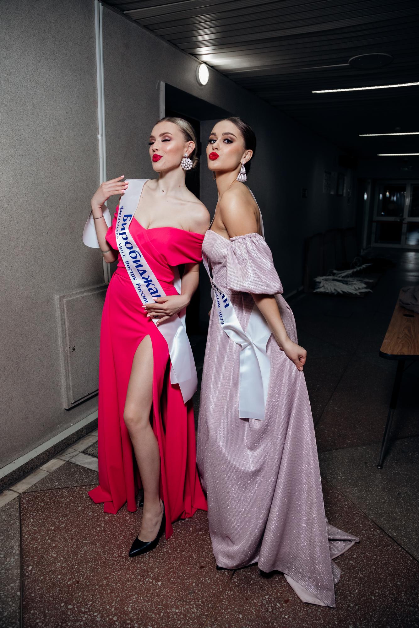 Розовое по фигуре спущенные плечи со шлейфом