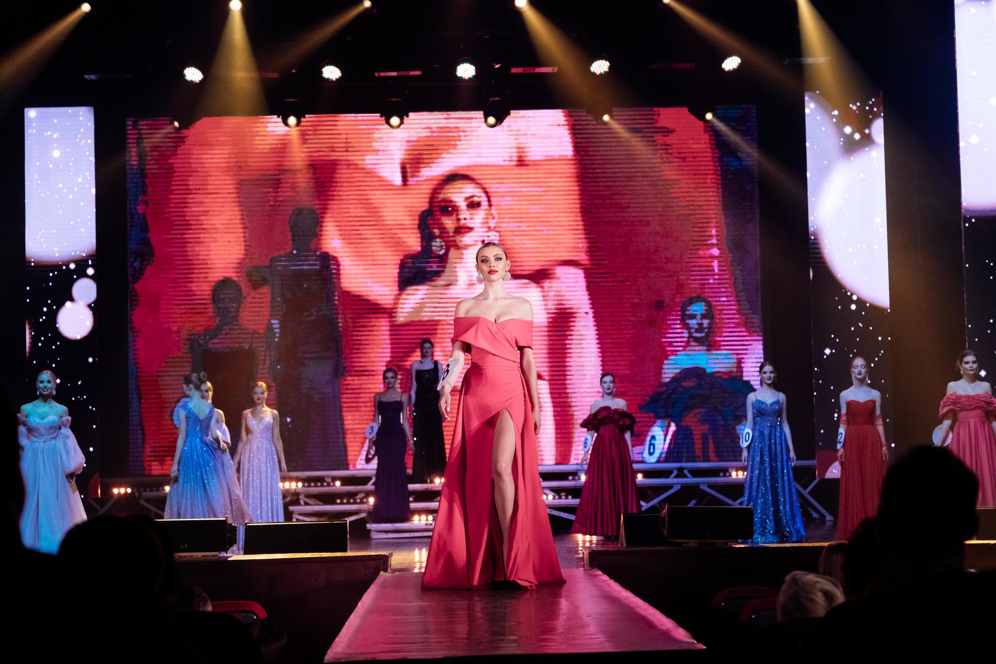 Розовое по фигуре спущенные плечи со шлейфом