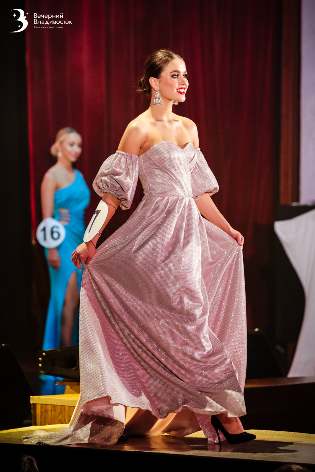 Светло лавандовое блестящее, открытый верх, съемные рукава