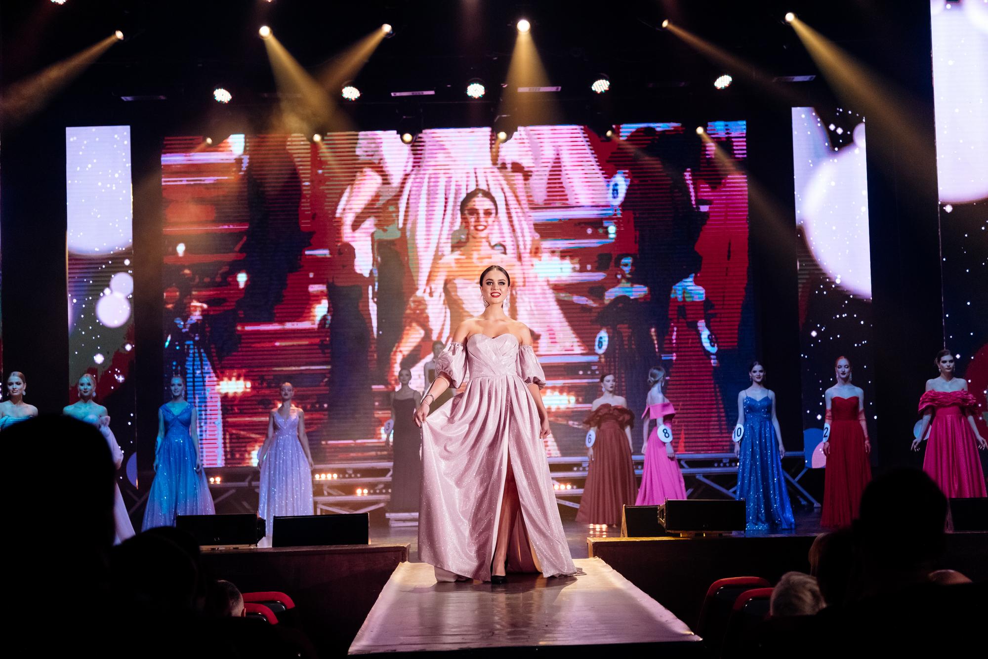 Светло лавандовое блестящее, открытый верх, съемные рукава