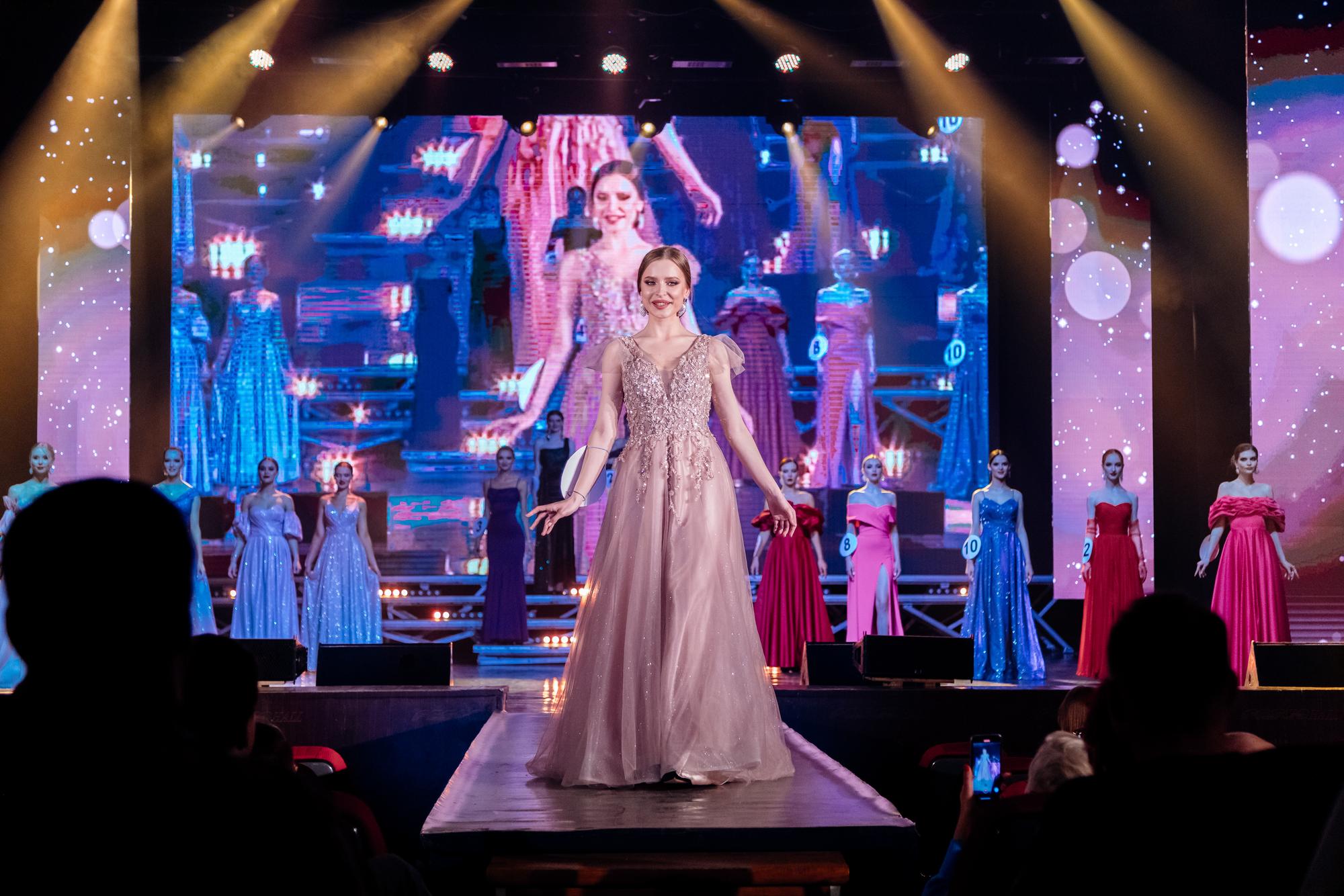 Пепельно розовое фатиновое платье с крылышками