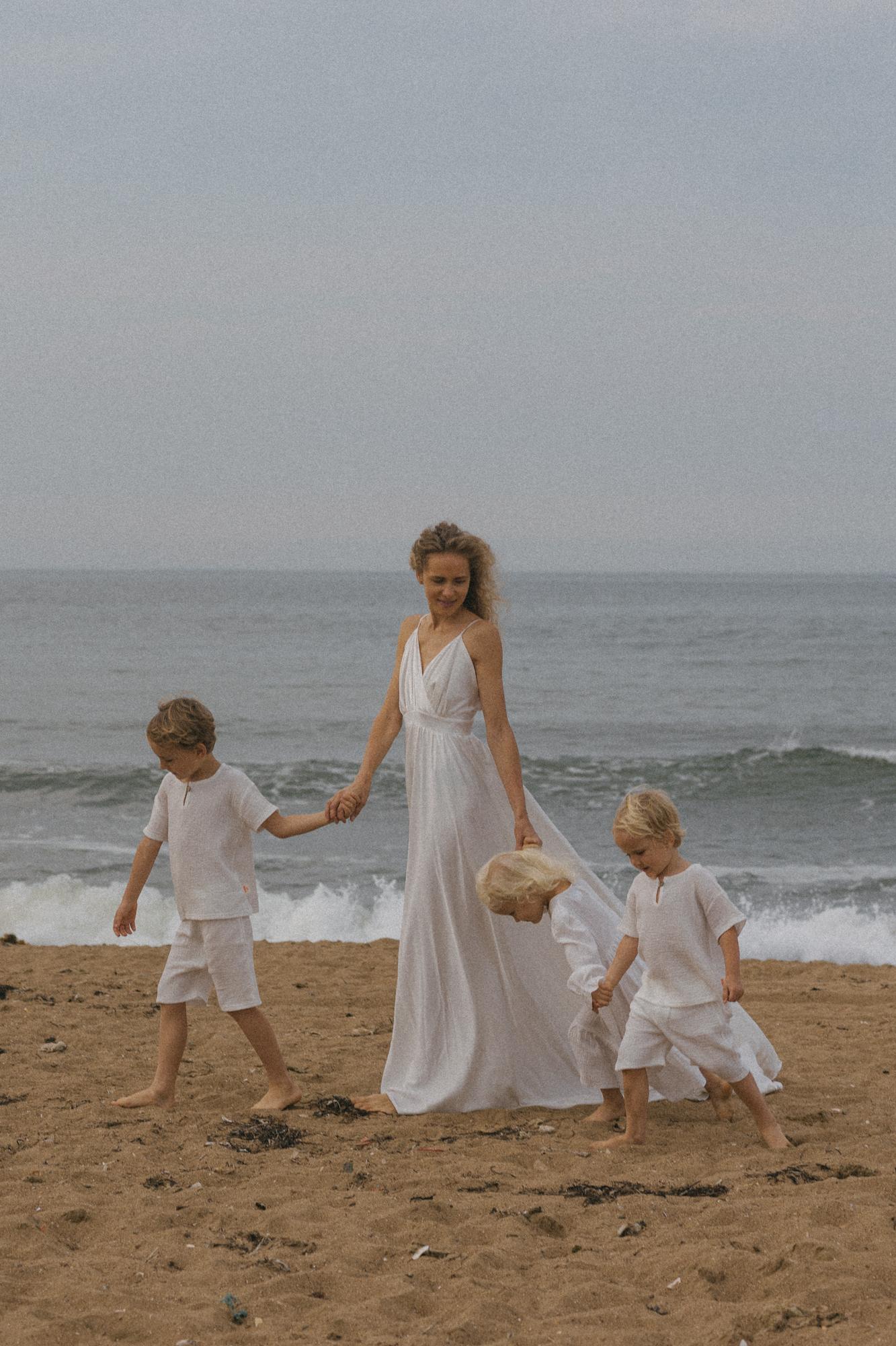 Молочное шелковое платье на тонких лямках с открытой спиной