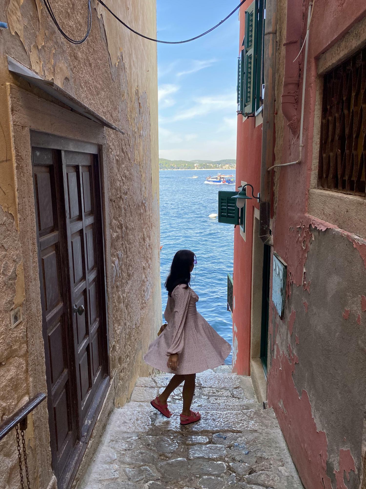 Цветочное розовое мини перекрест лямки