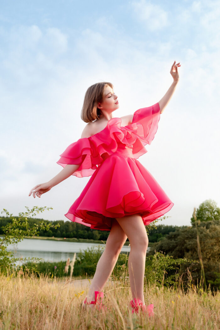 Малиновое органза спущенные плечи волан