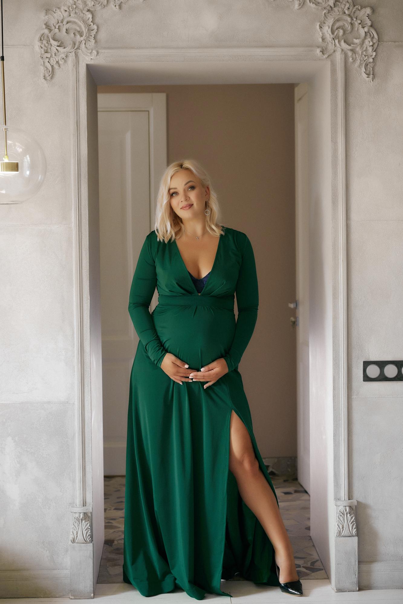 Зелёное платье стретч с рукавом и разрезом