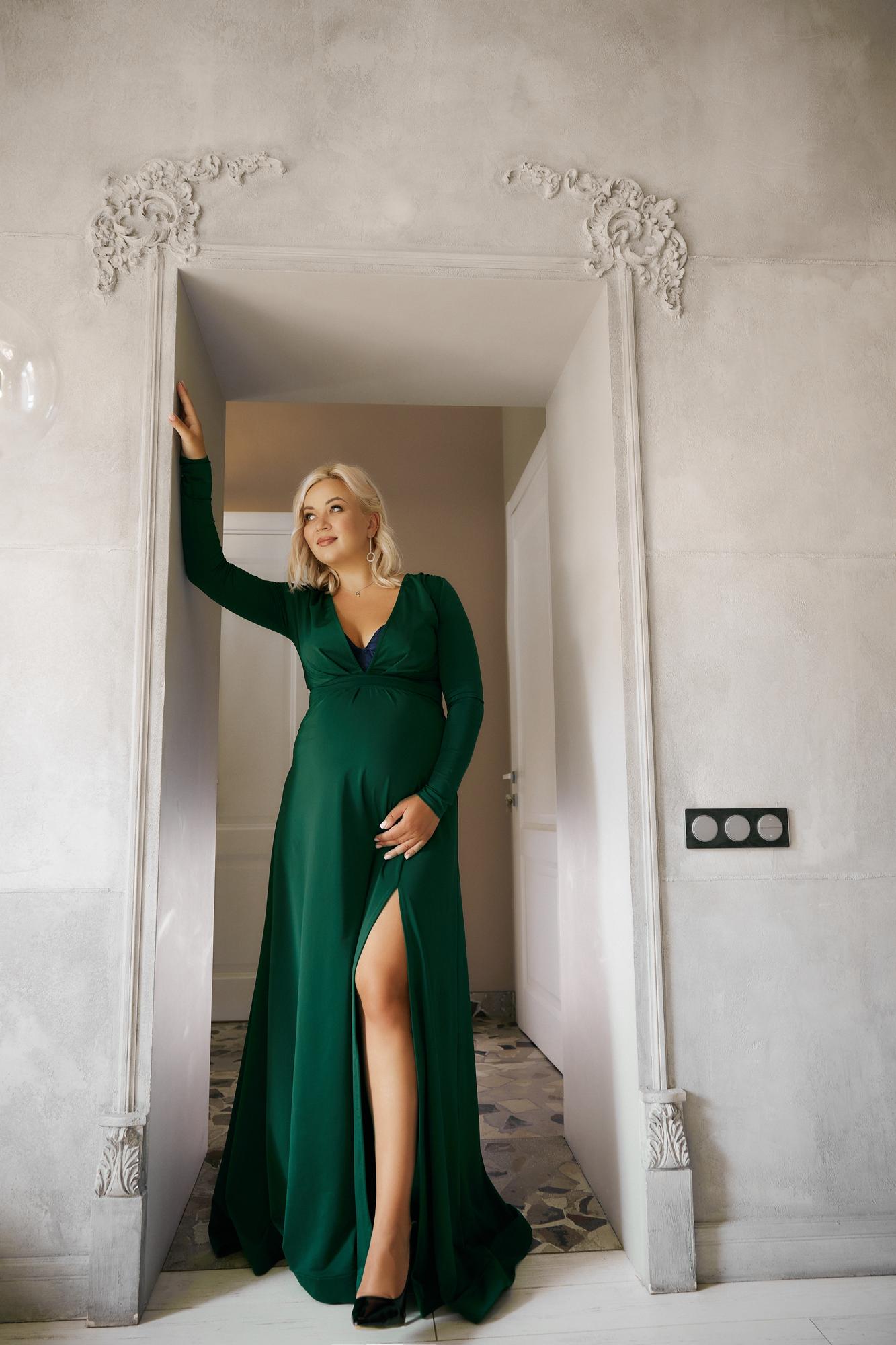 Зелёное платье стретч с рукавом и разрезом