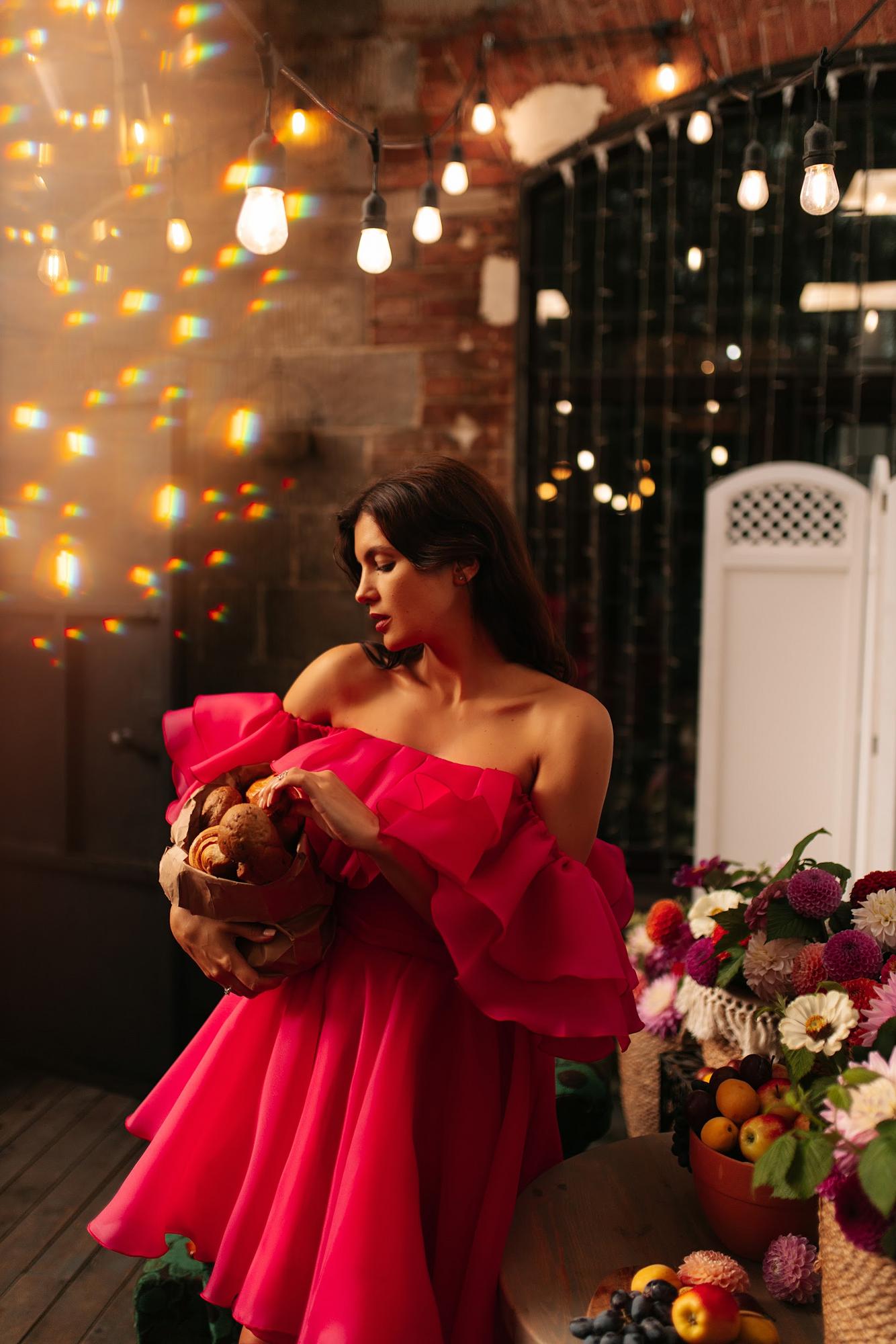 Малиновое органза спущенные плечи волан