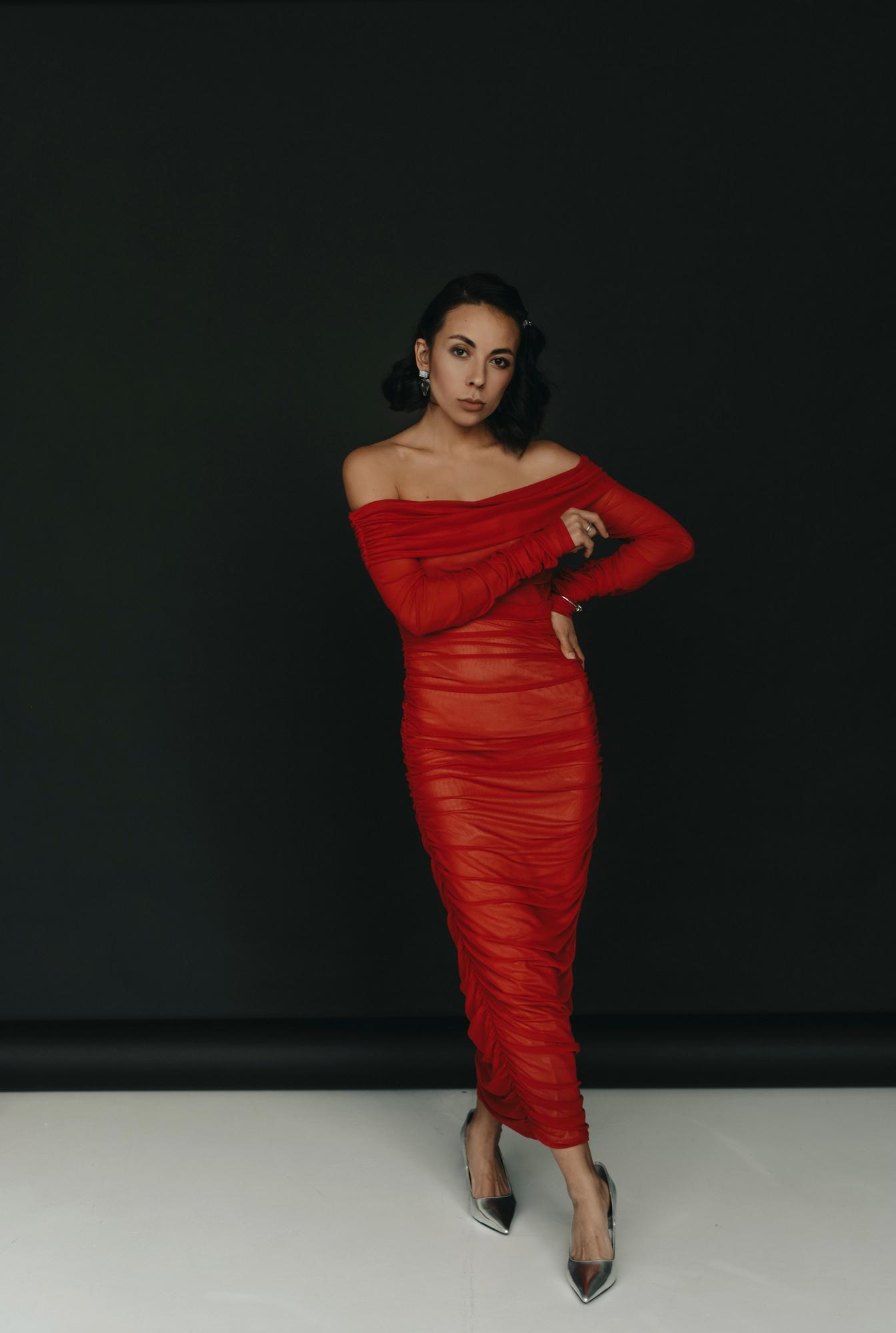 Красное с рукавом, фатин гармошкой миди