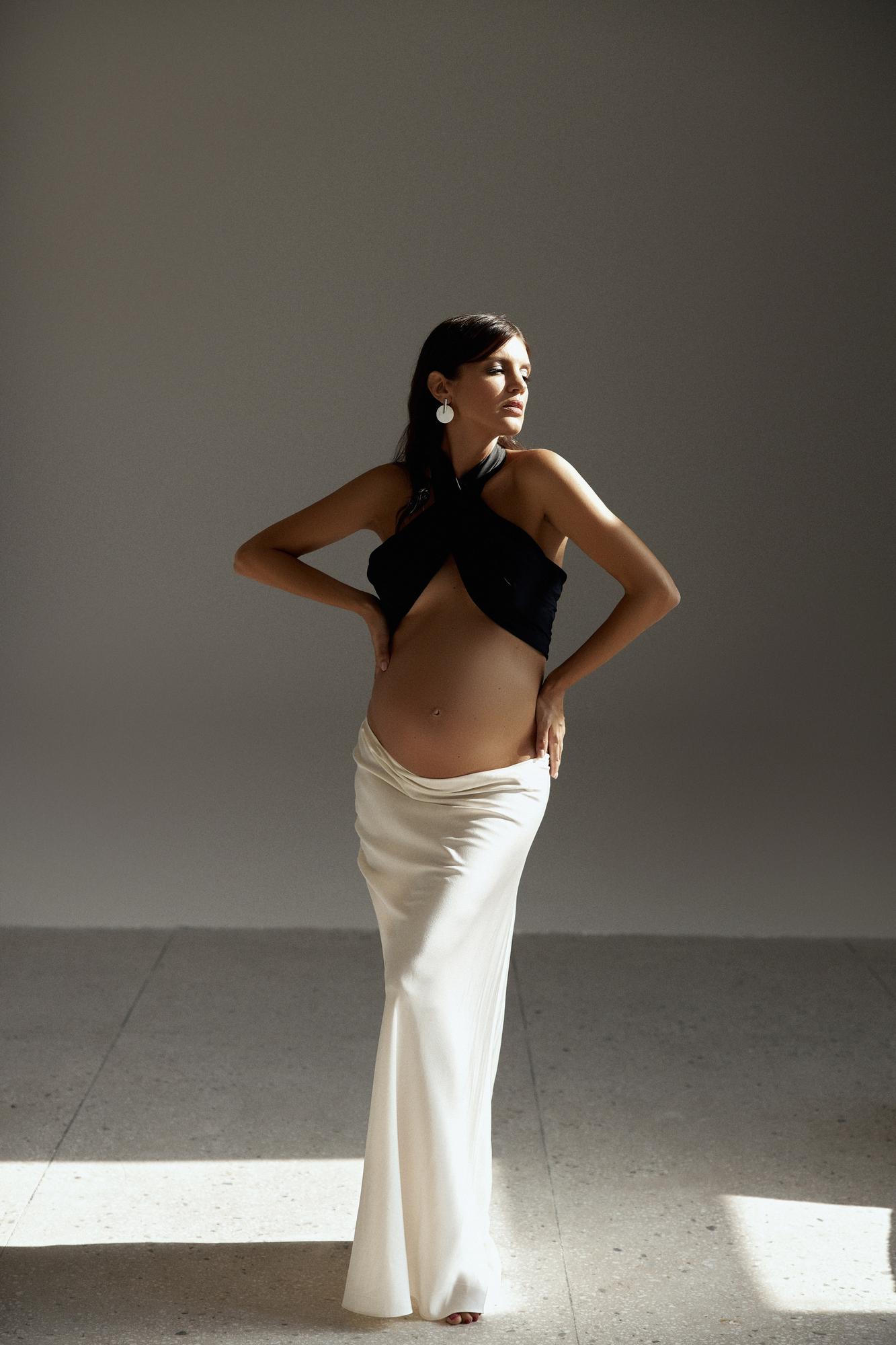 Юбка белая шелк с разрезом сбоку