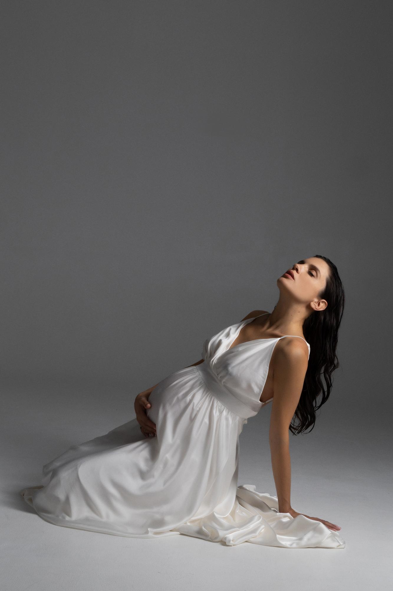 Молочное шелковое платье на тонких лямках с открытой спиной