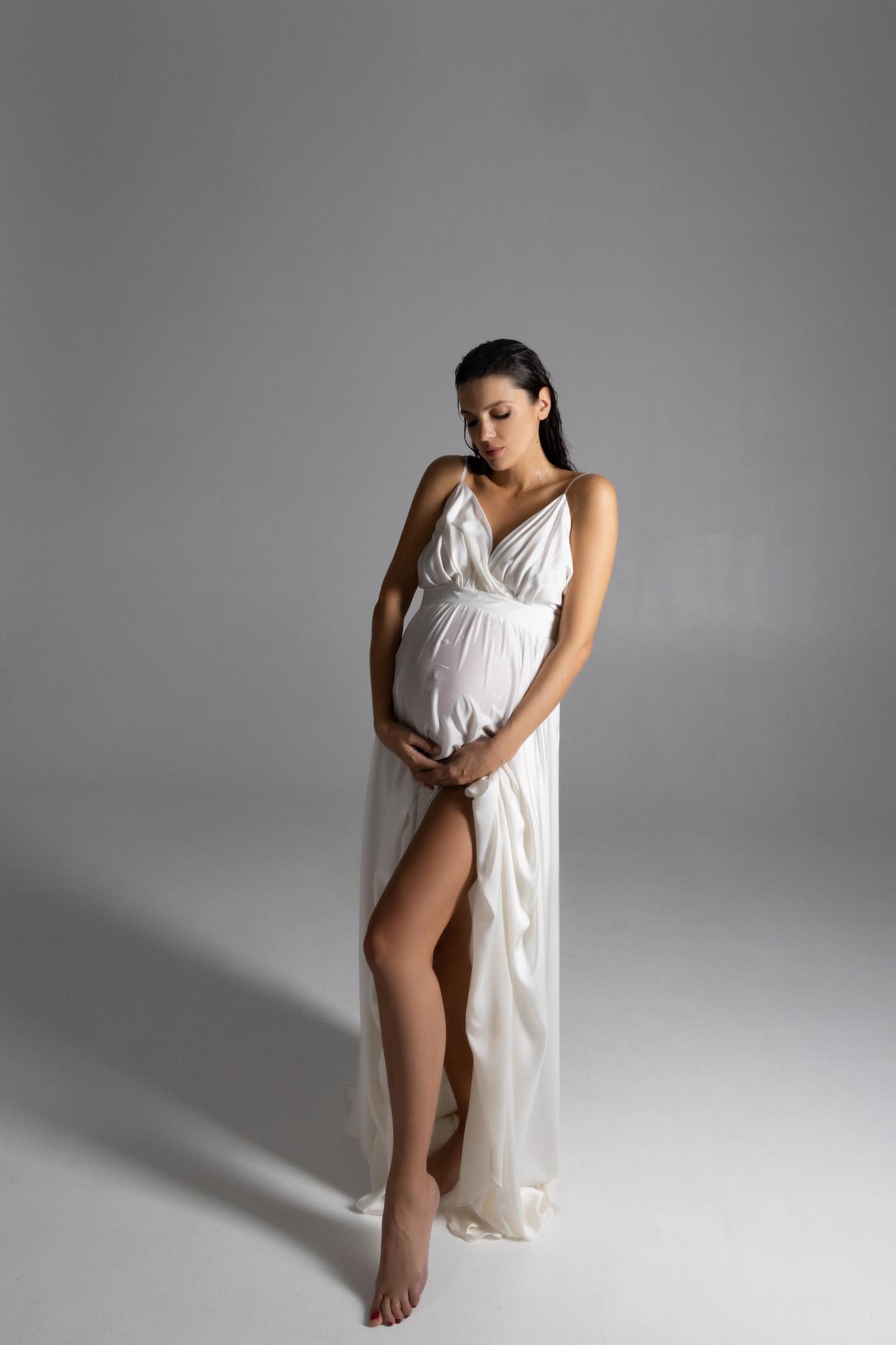 Молочное шелковое платье на тонких лямках с открытой спиной