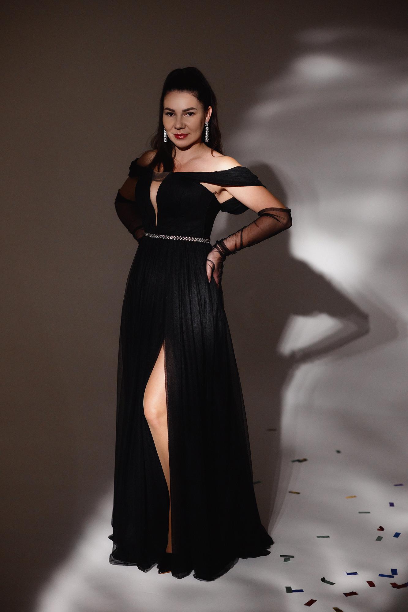 Черное платье глиттер разрез спущенные плечи