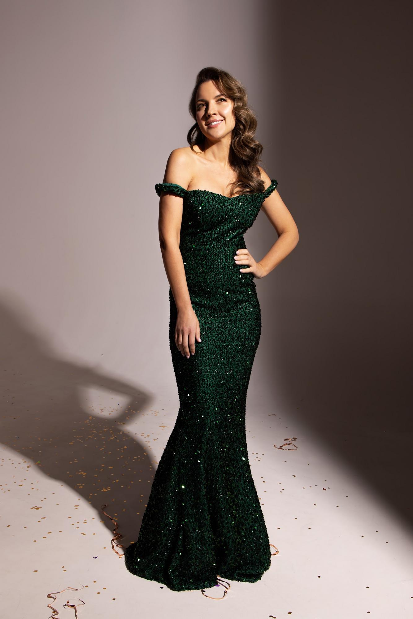 Зеленое платье в пайетку со спущенными плечами