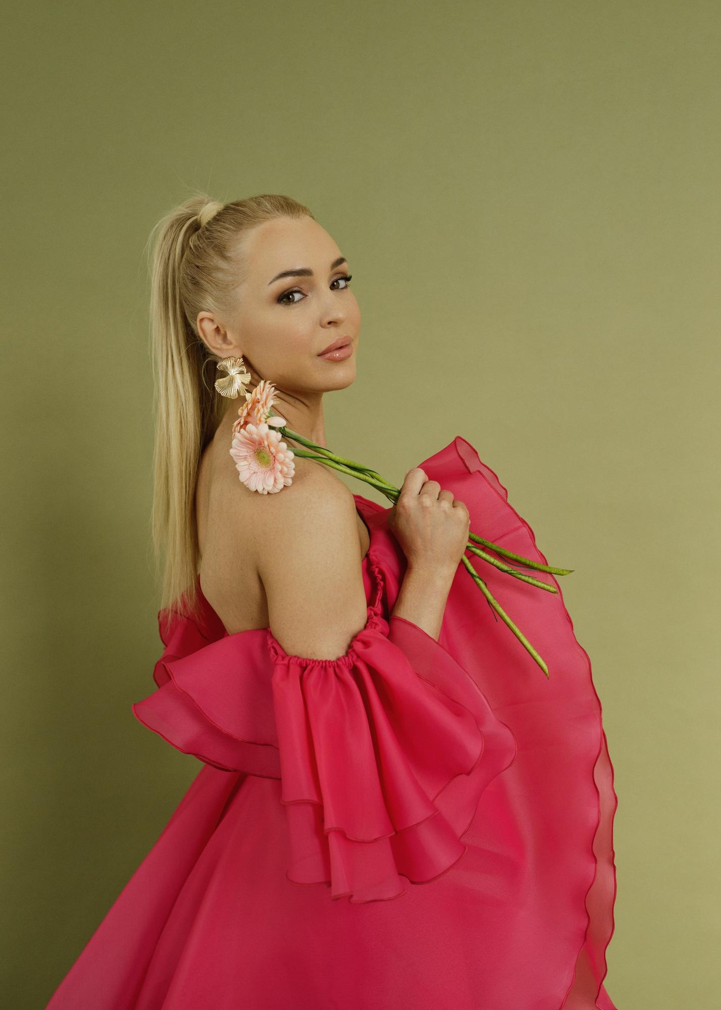 Малиновое органза спущенные плечи волан