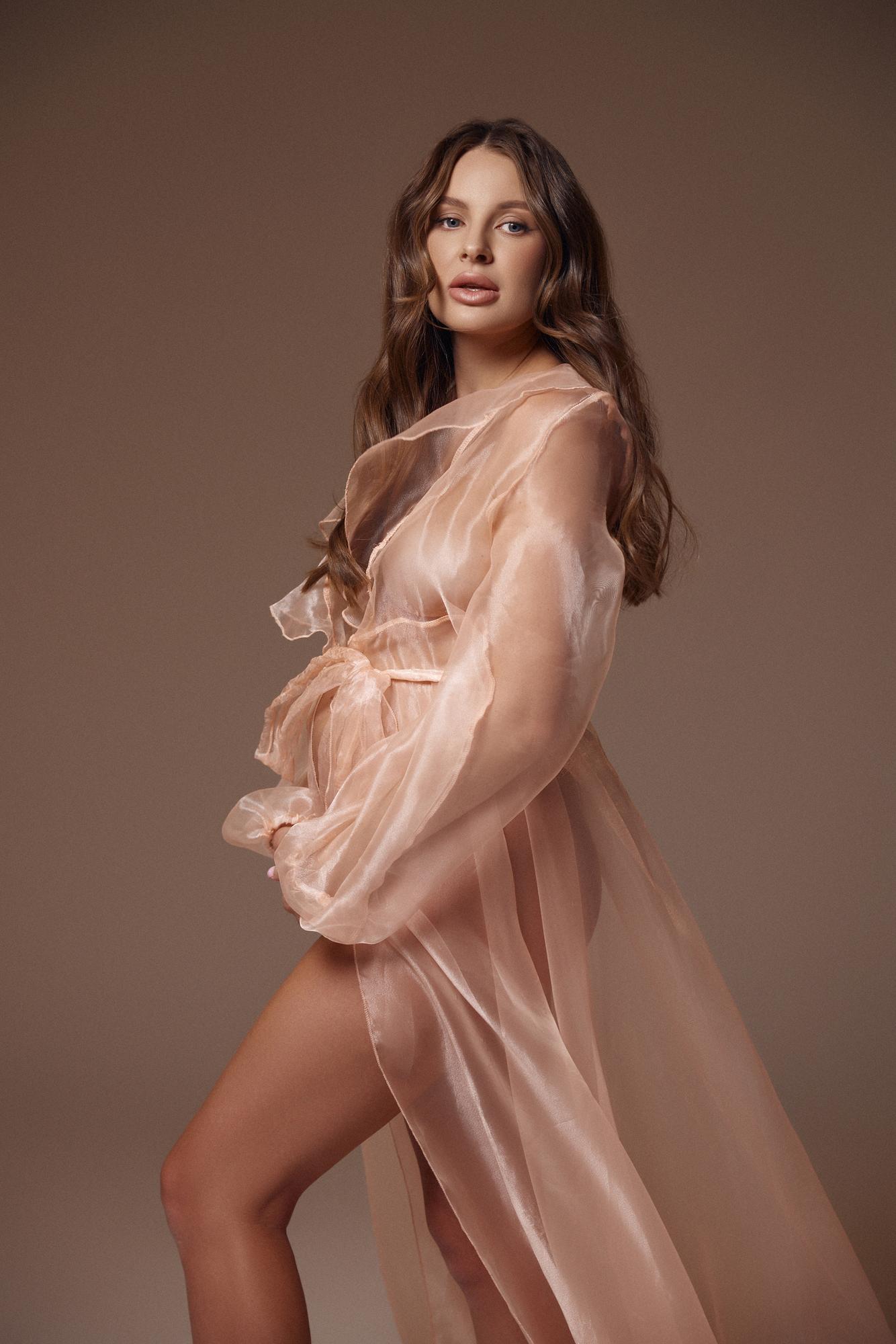 Персиковое будуарное платье из органзы