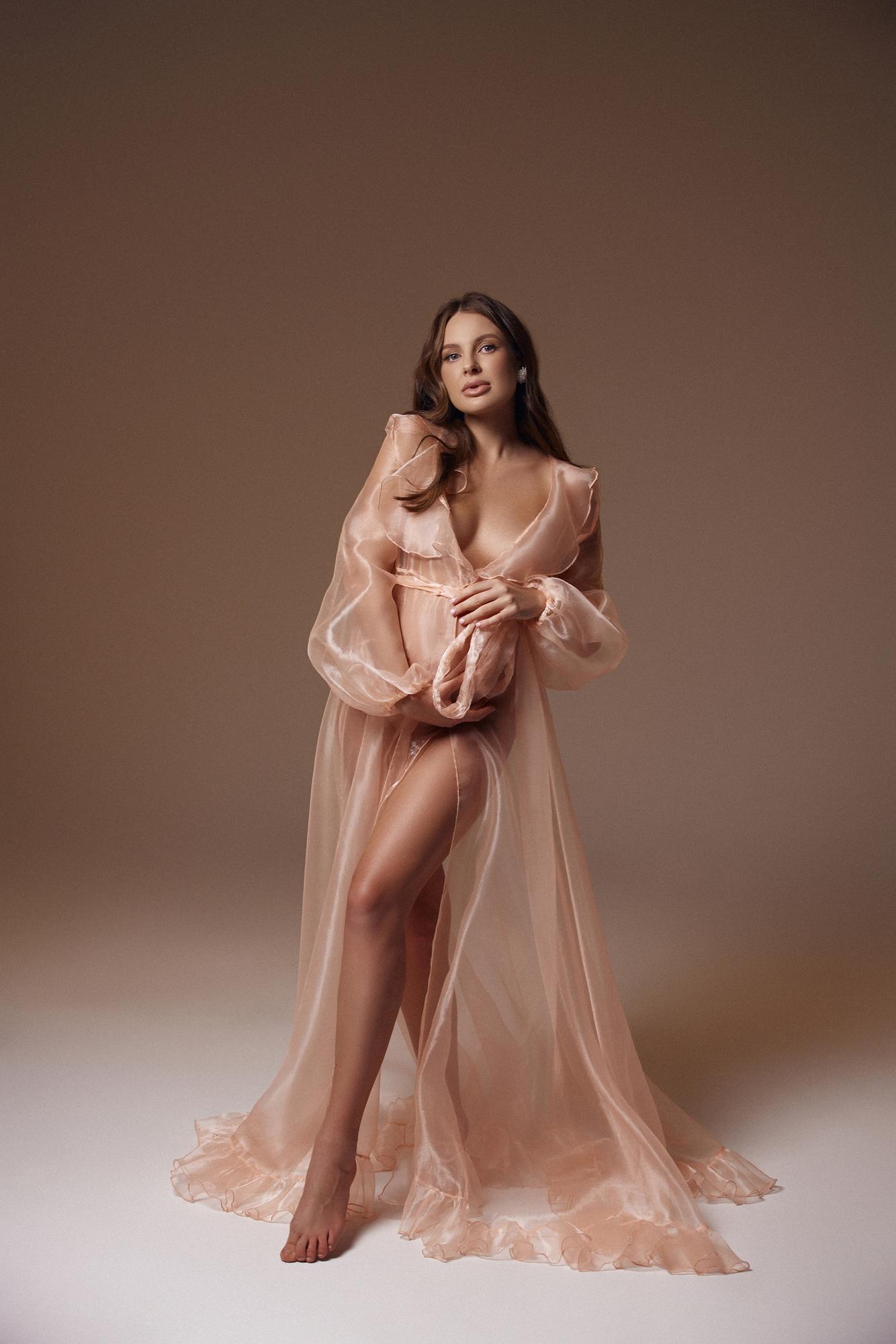Персиковое будуарное платье из органзы