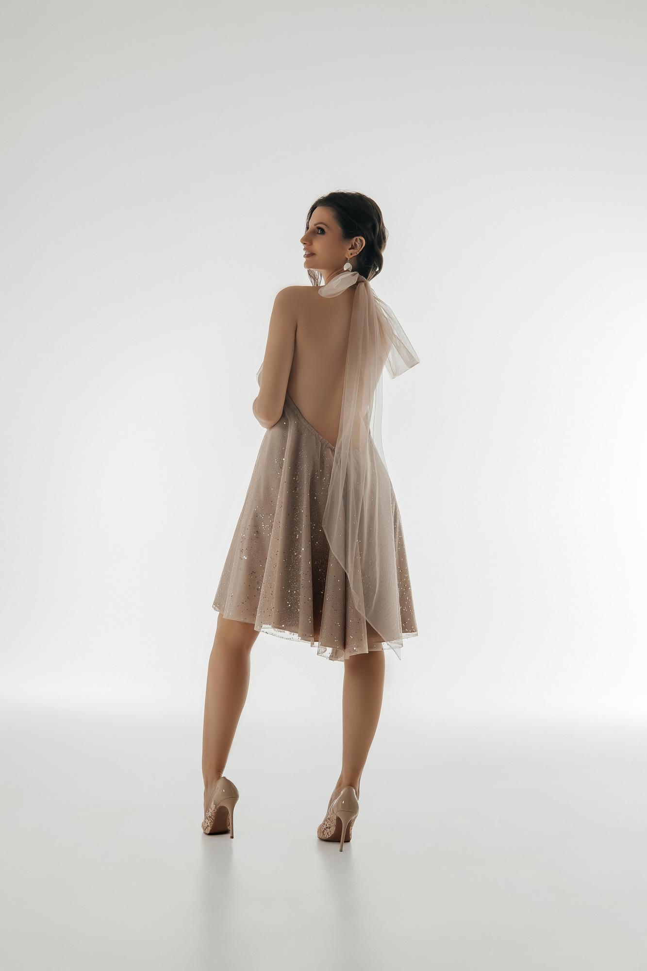 Золотое глиттер короткое сзади бант фатин застежка на шее