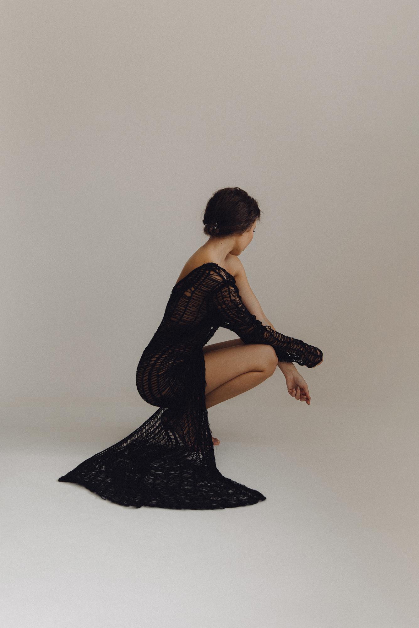 Черная сетка один рукав разрез сбоку