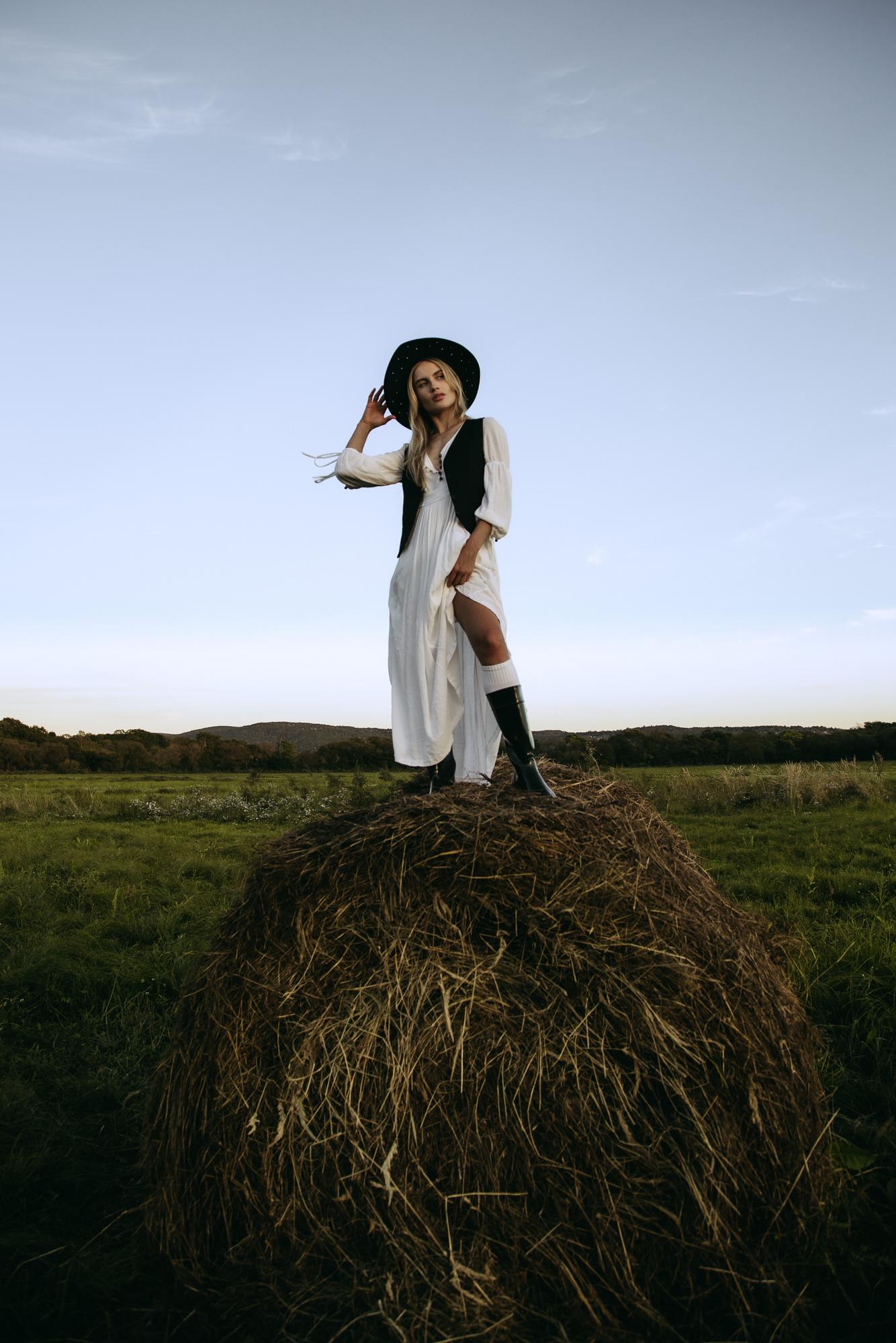 Молочное платье в стиле кантри