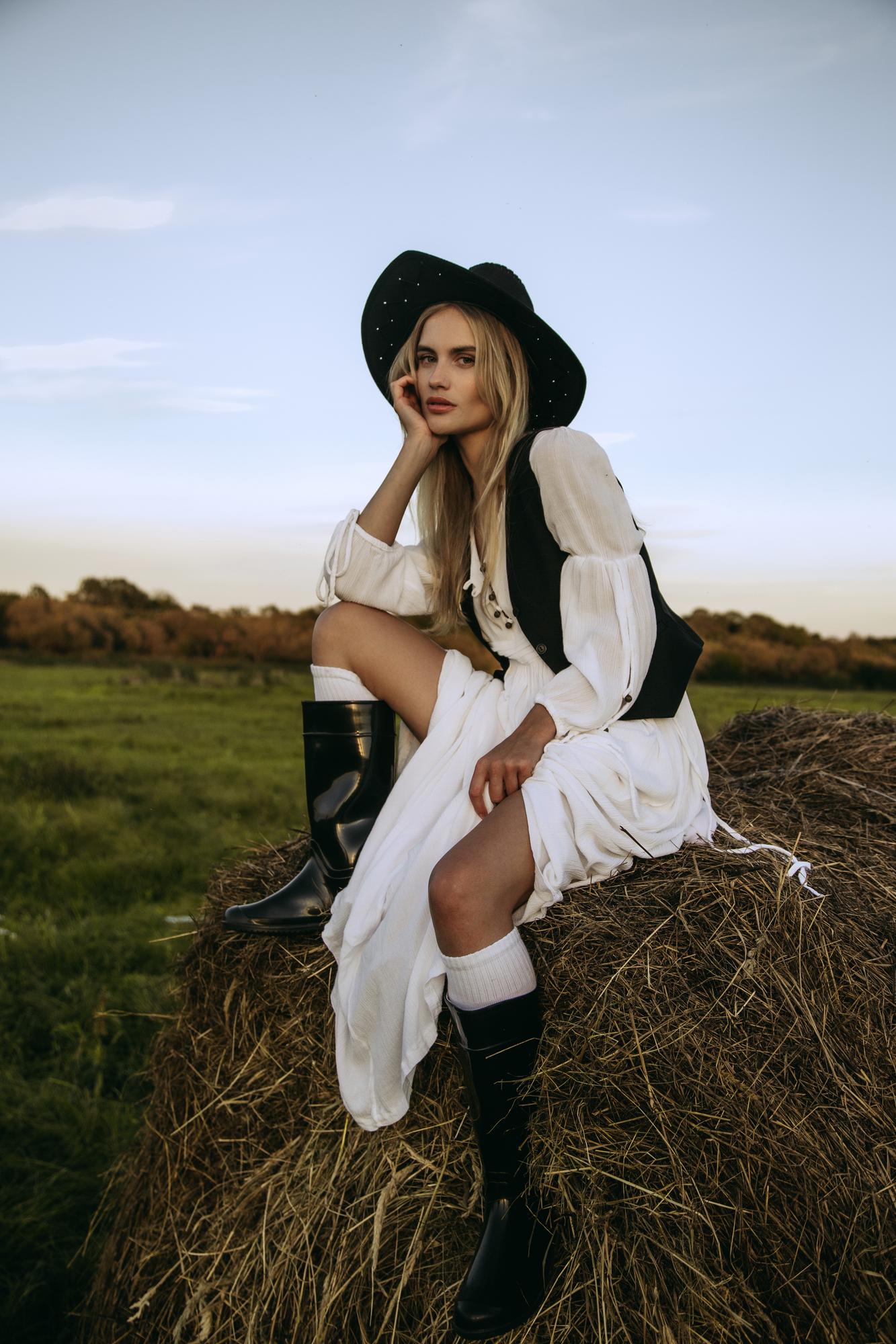 Молочное платье в стиле кантри