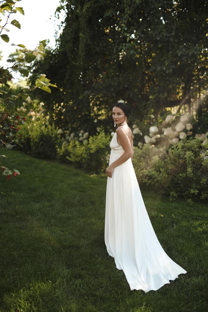 Молочное шелковое платье на тонких лямках с открытой спиной