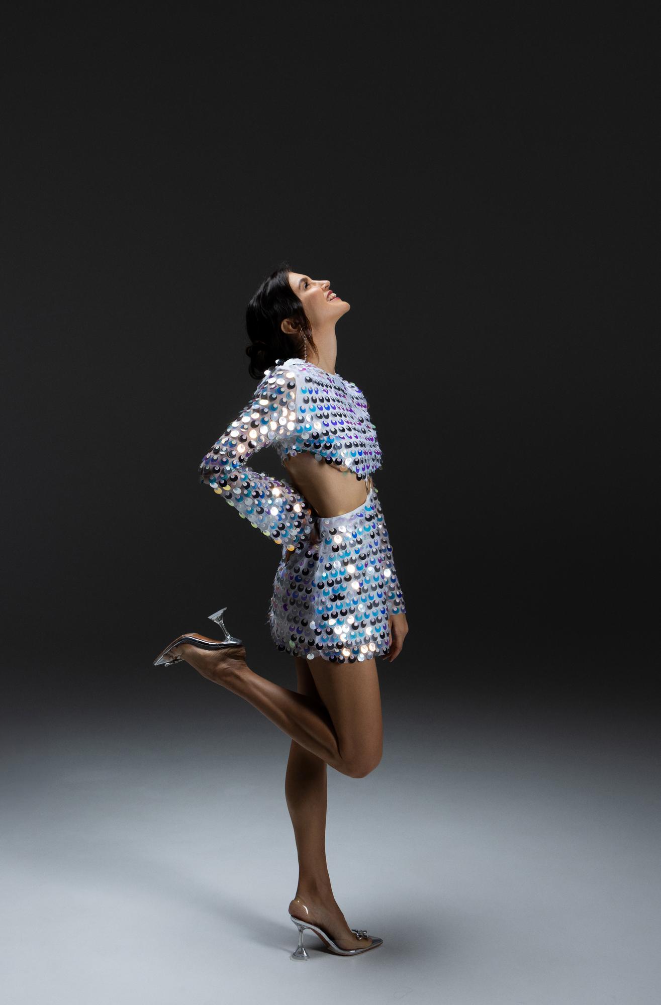 Белое короткое крупная пайетка голубая рукава кольцо