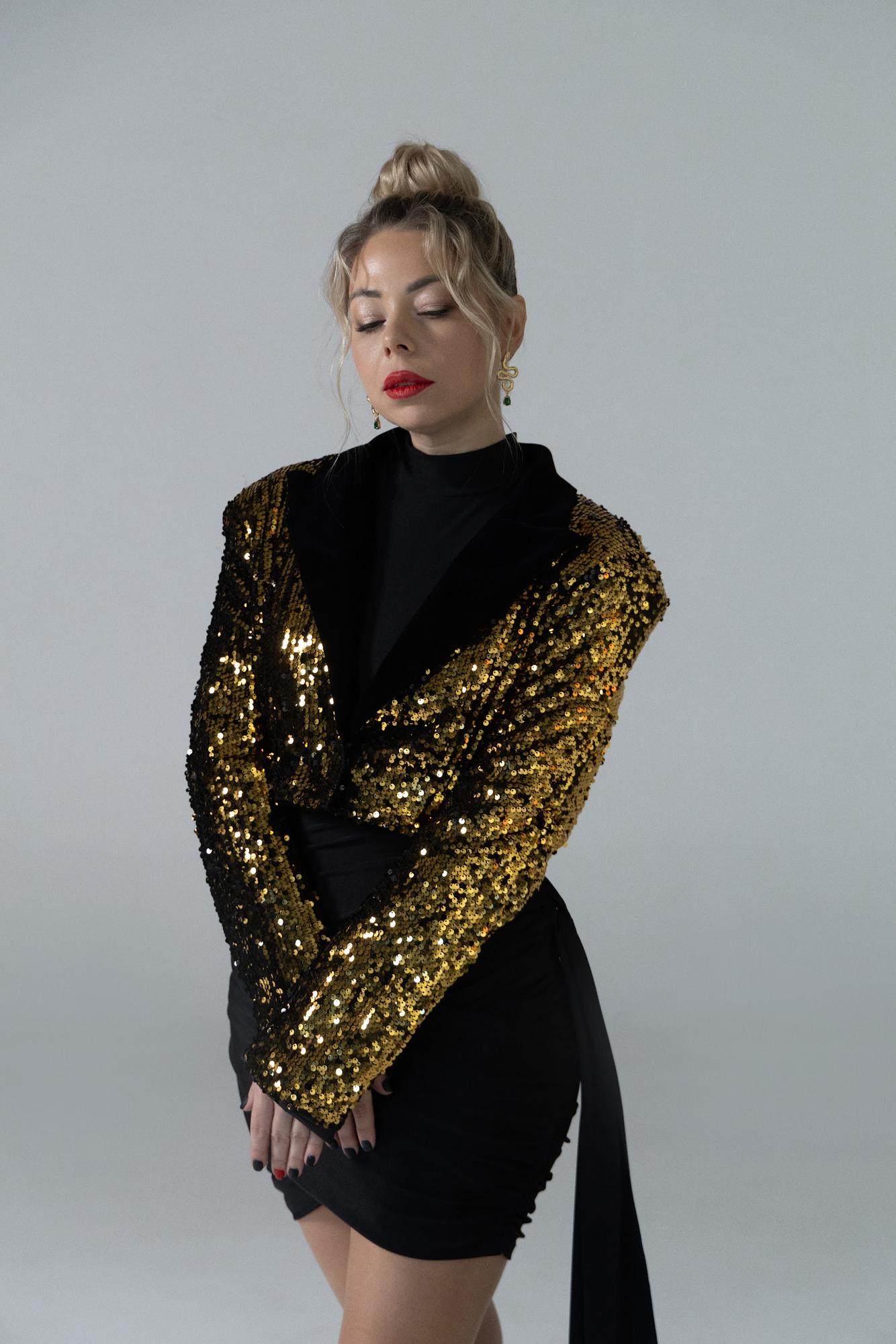 Золотой пиджак в пайетку с черным воротником