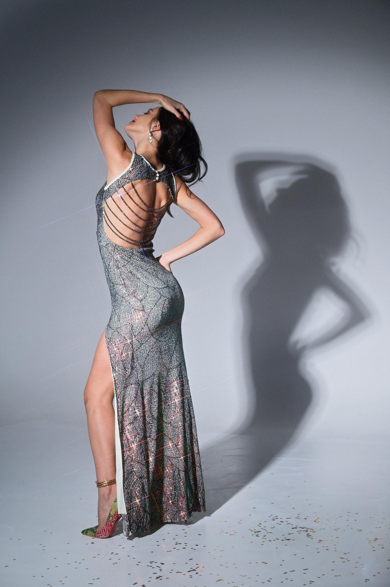 Платье «хамелеон» с украшением по спине