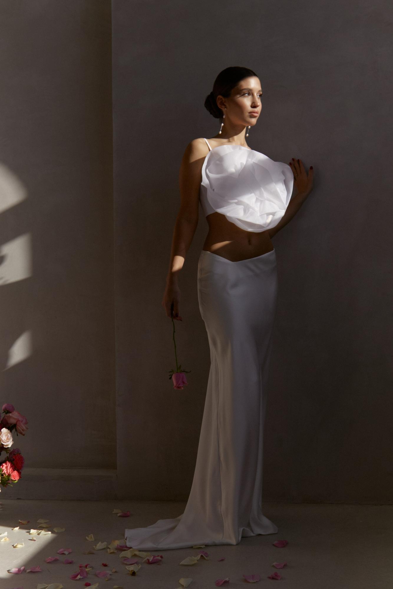 Юбка белая шелк с уголком без разреза