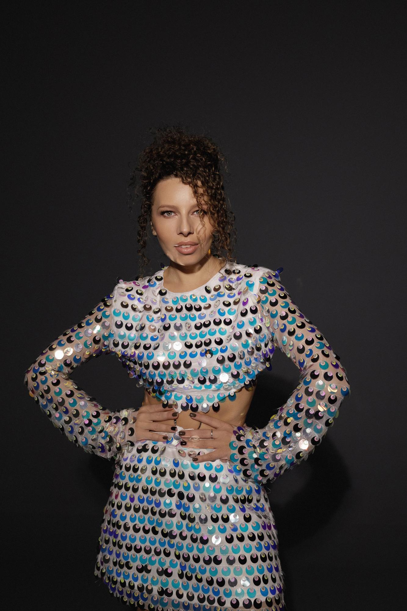 Белое короткое крупная пайетка голубая рукава кольцо