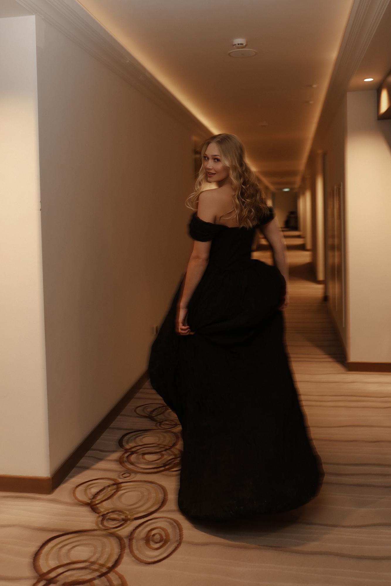 Черное жатое спереди короткое сзади удлинение