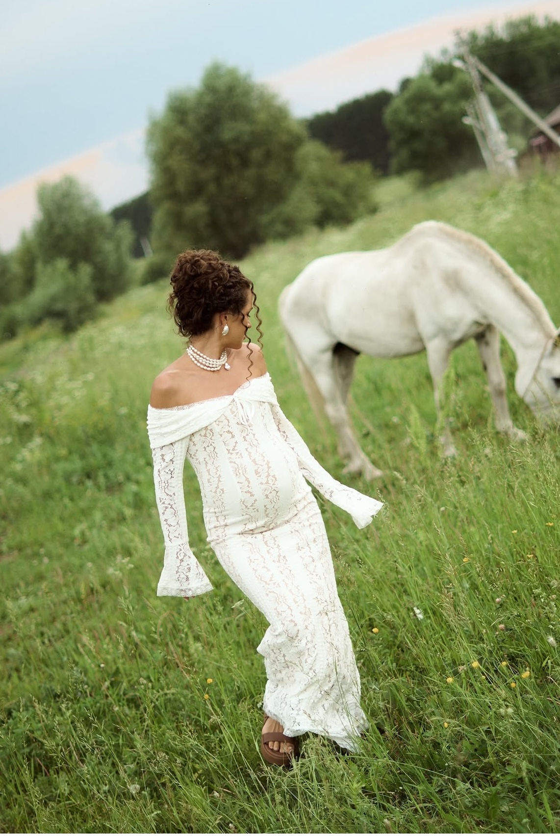 Белое кружево по фигуре спущенные плечи рукав