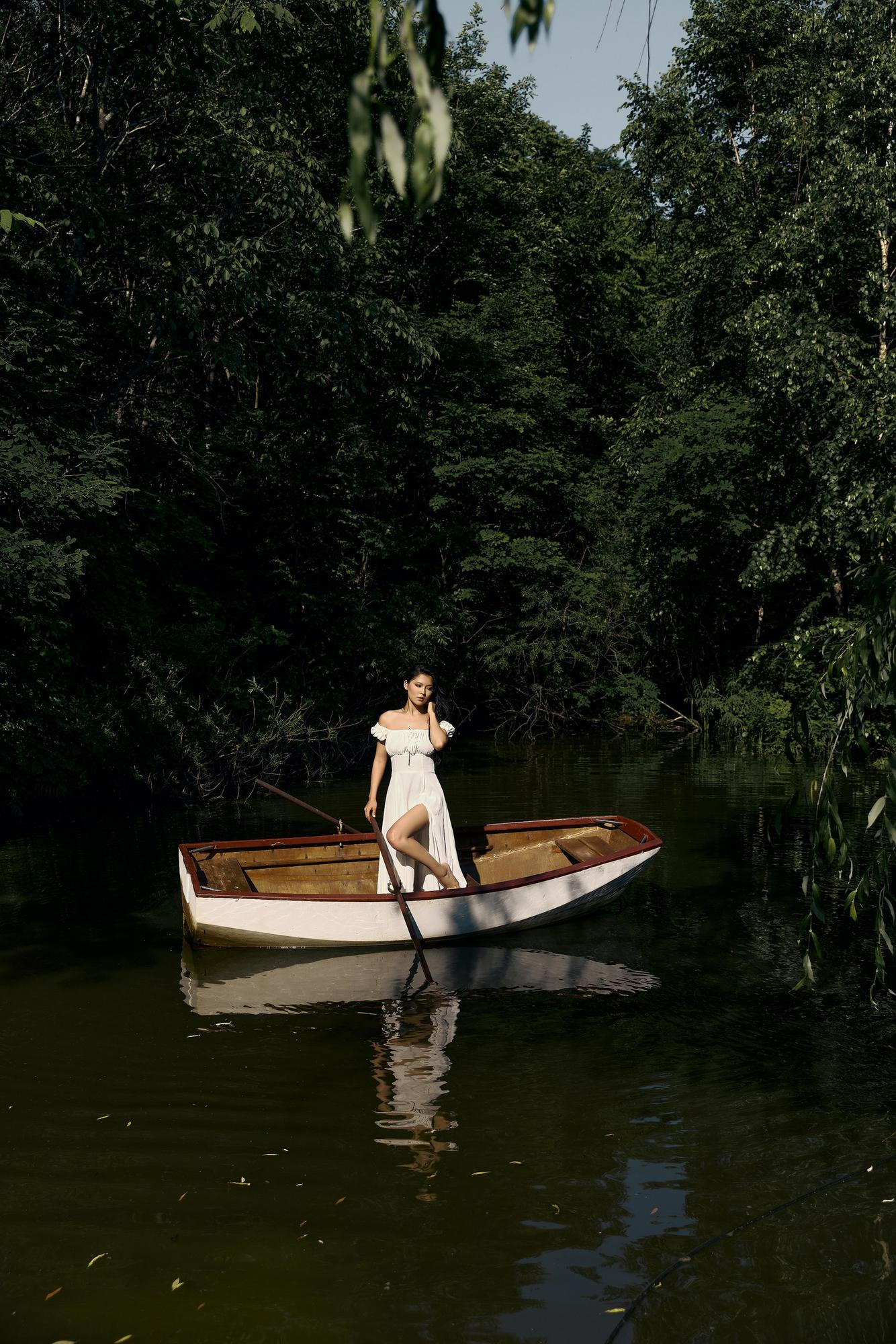 Белое шифоновое платье с двумя разрезами