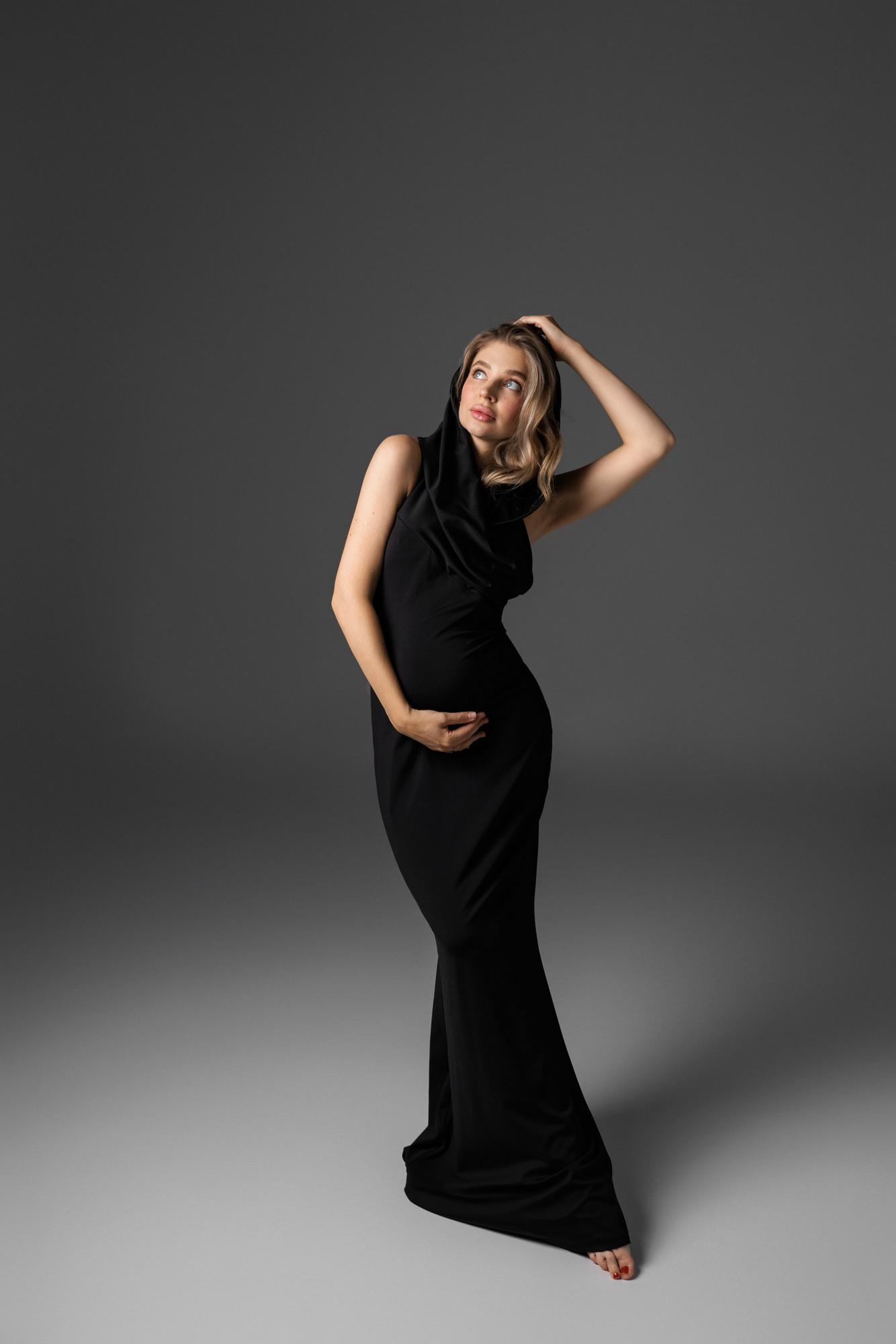 Черное по фигуре с капюшоном