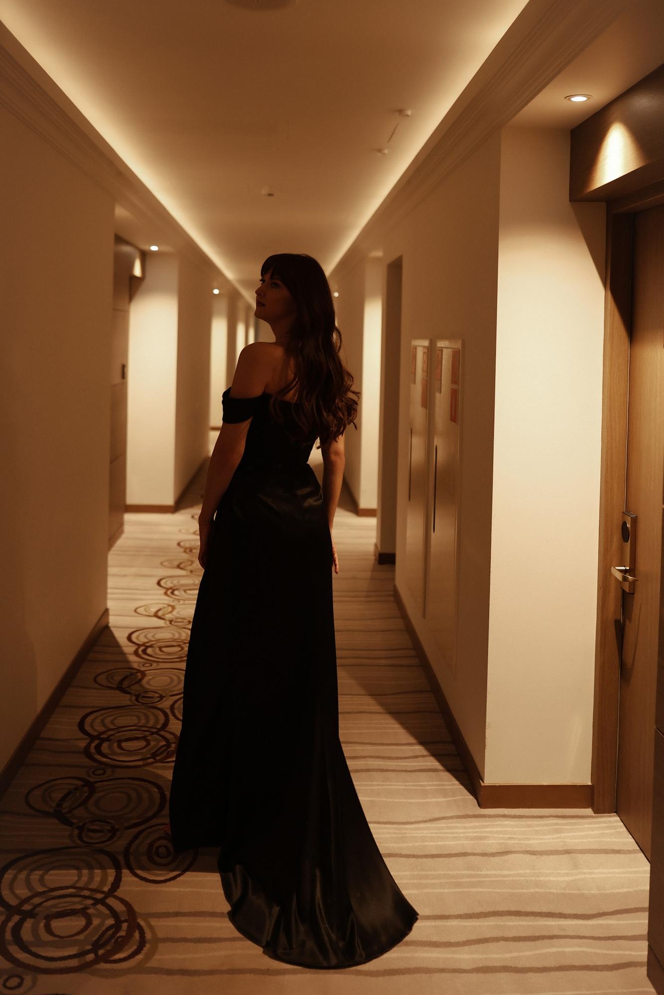 Черное атлас по фигуре спущенные плечи Грэйс