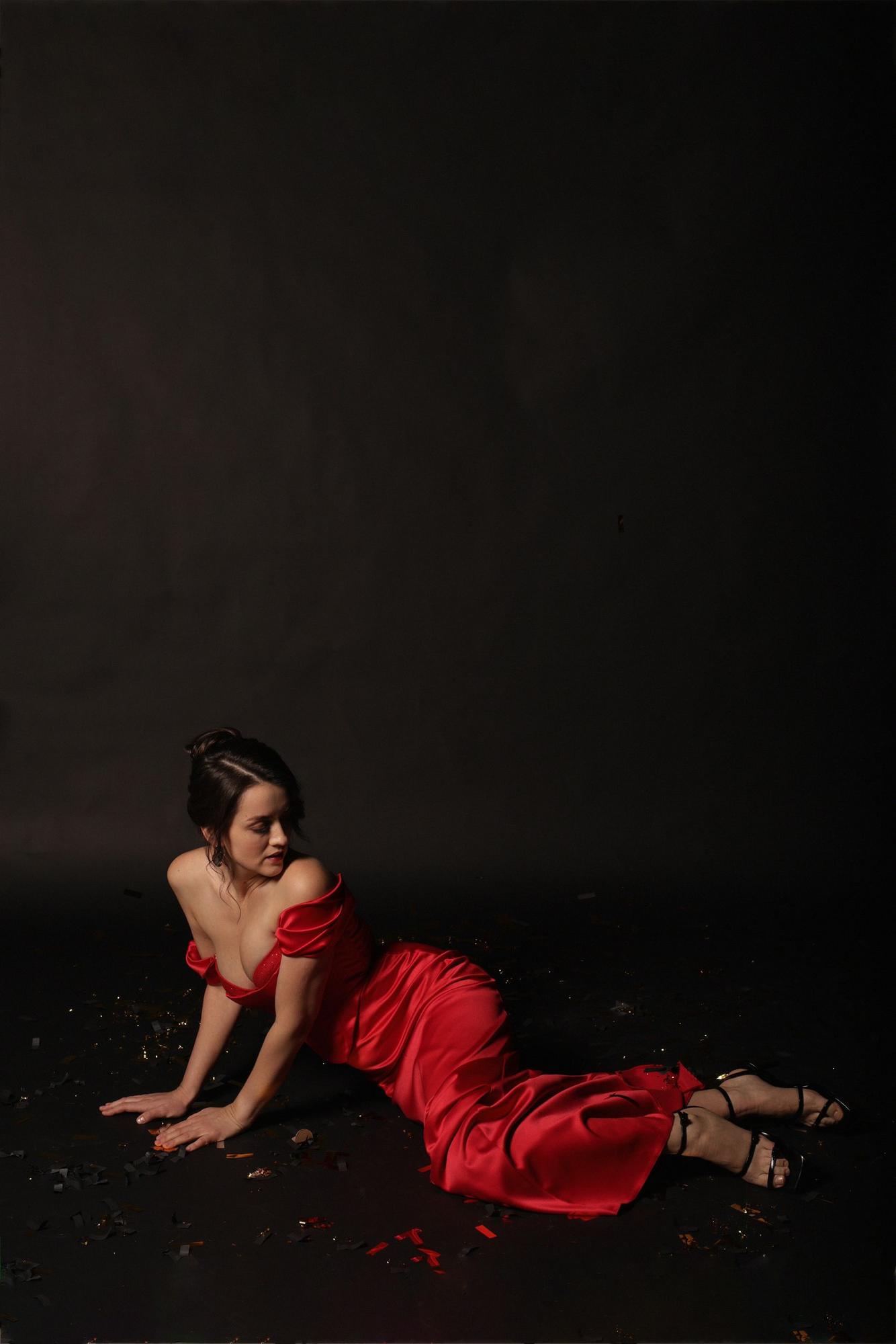 Комплект красная юбка атлас корсет глиттерные вставки спущенные плечи