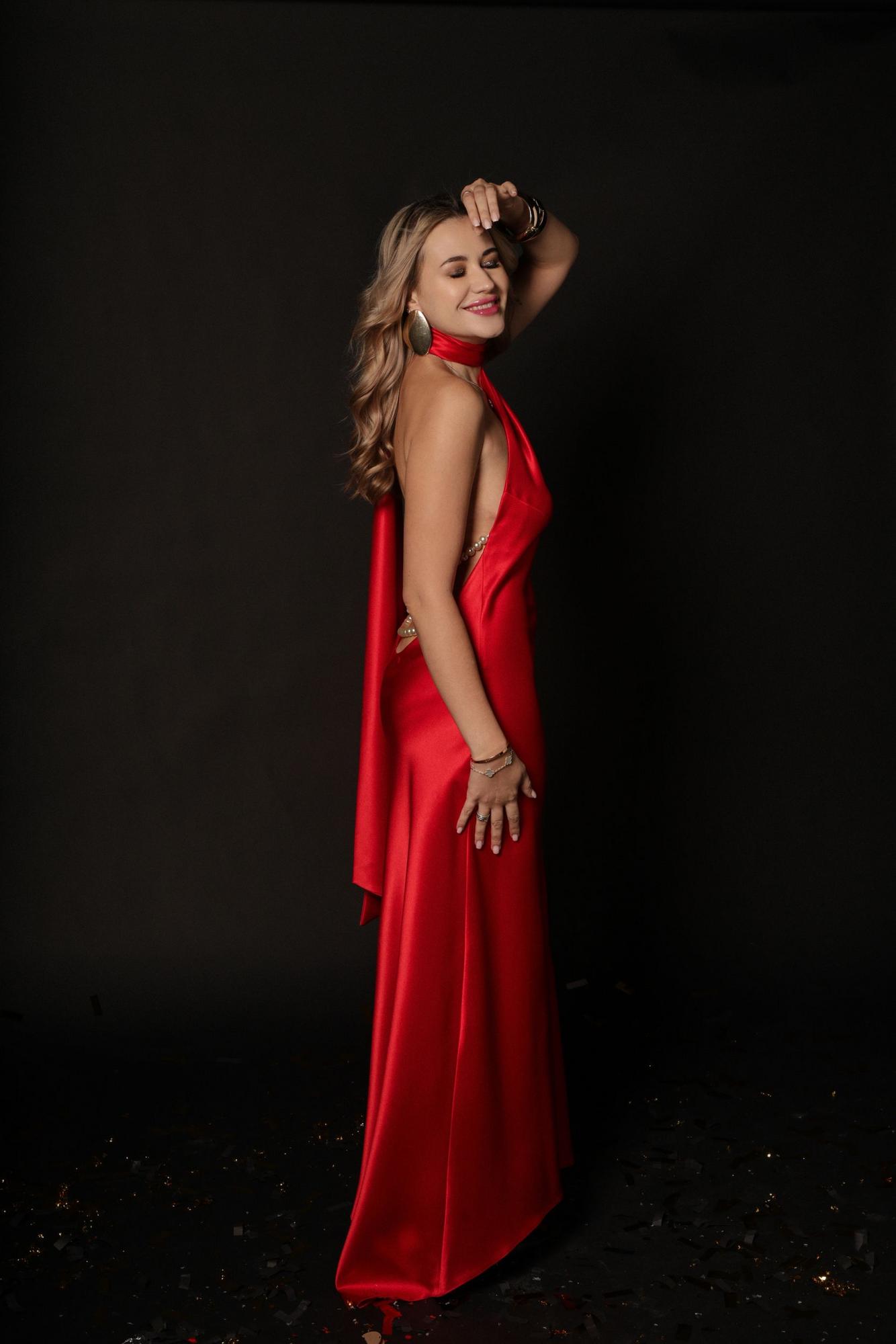 Красное шелковый атлас по фигуре открытая спина бусины сзади