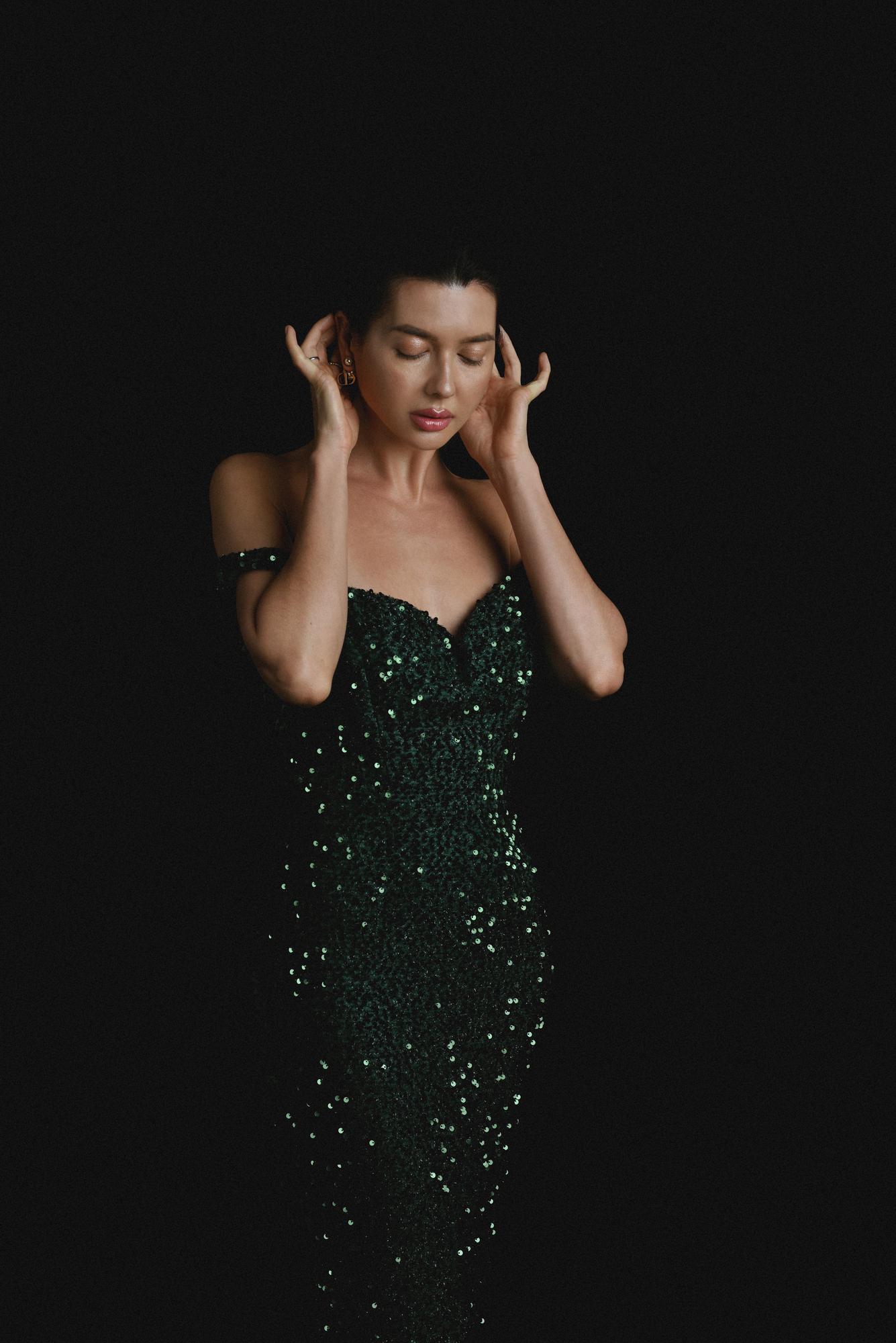 Зеленое платье в пайетку со спущенными плечами