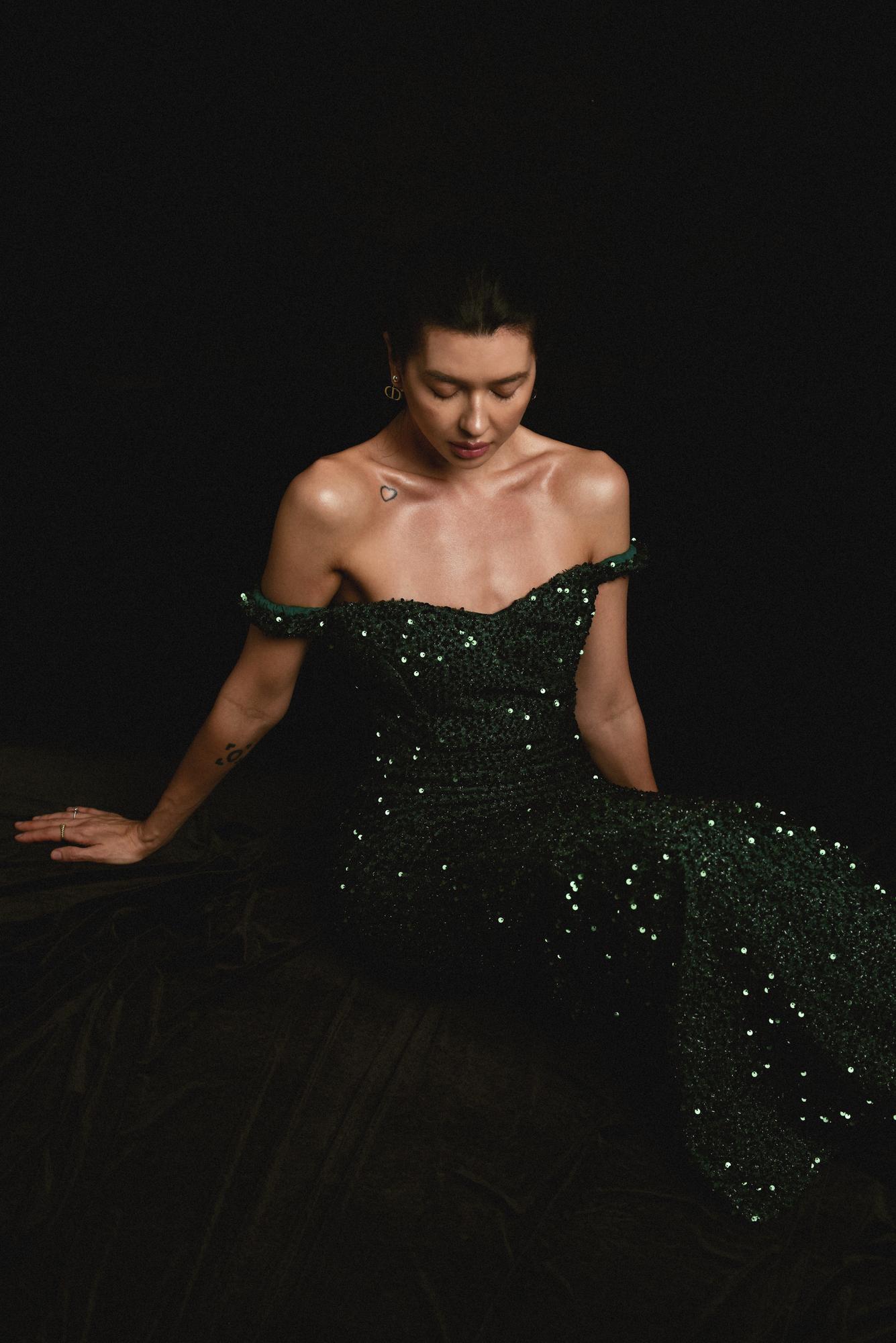 Зеленое платье в пайетку со спущенными плечами