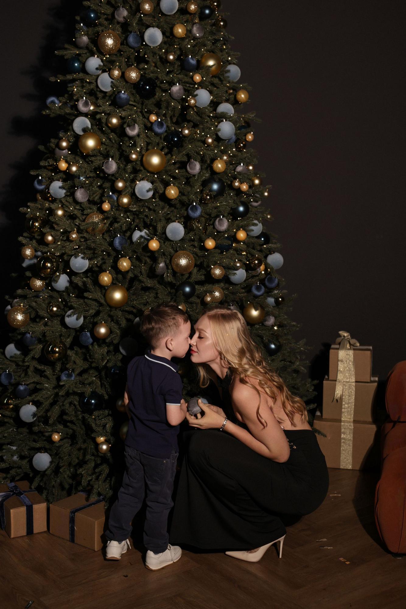 Черное по фигуре вверху кружево сборка открытая спина застежка на шее