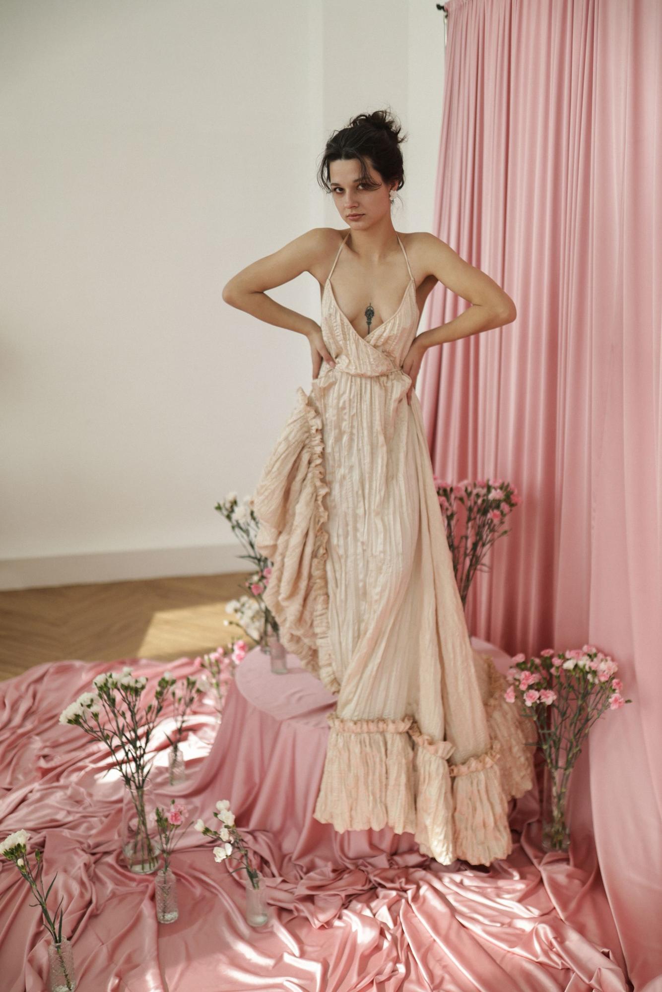 Бежево золотое жатое шелк тонкая лямка воланы