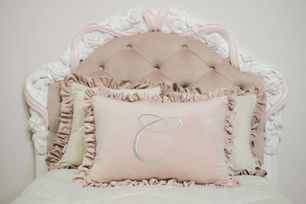 Подушка с вышивкой инициалов 40х60 см.