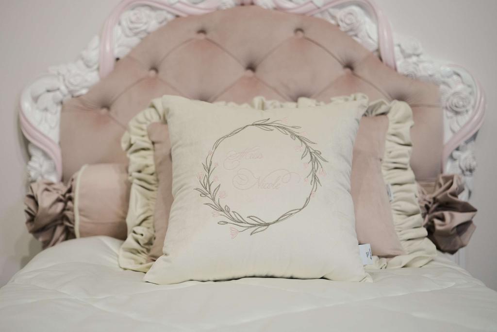 Декоративная подушка с вышивкой "Венок с инициалами"