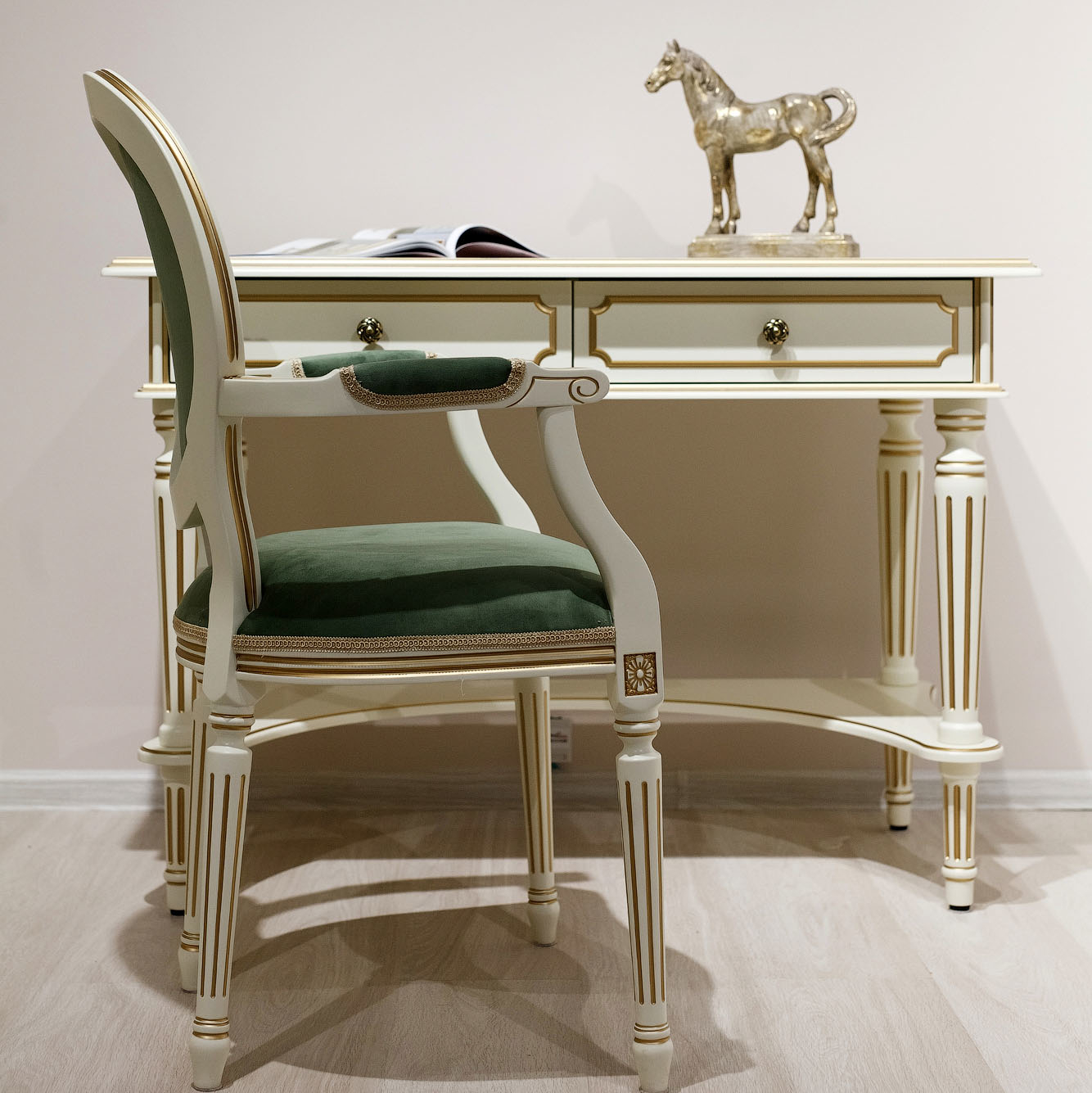 Письменный стол с двумя ящиками. AR-15