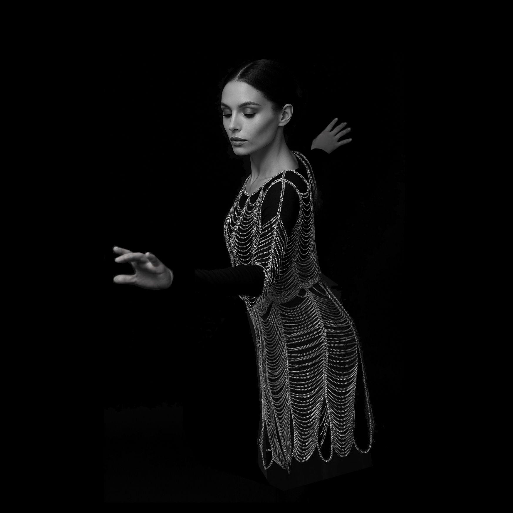 Женщина в платье Nevoda из цепей, арт-портрет в чёрно-белой стилистике, Изделие №70