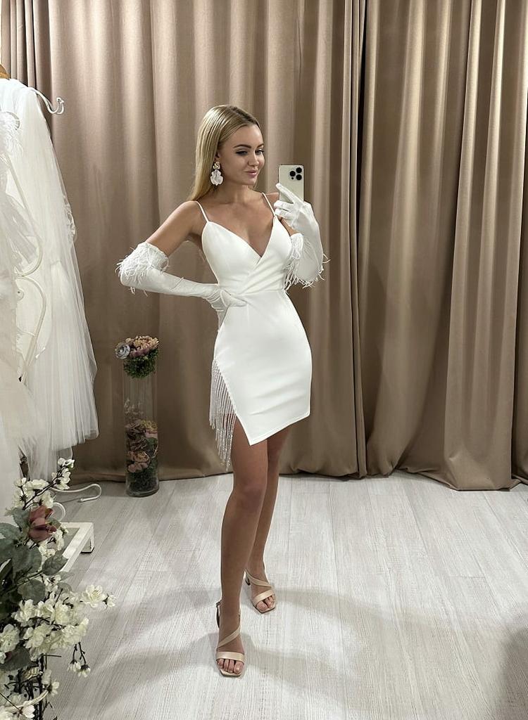 Короткое свадебное платье в стиле Гэтсби фото с перчатками из перьев