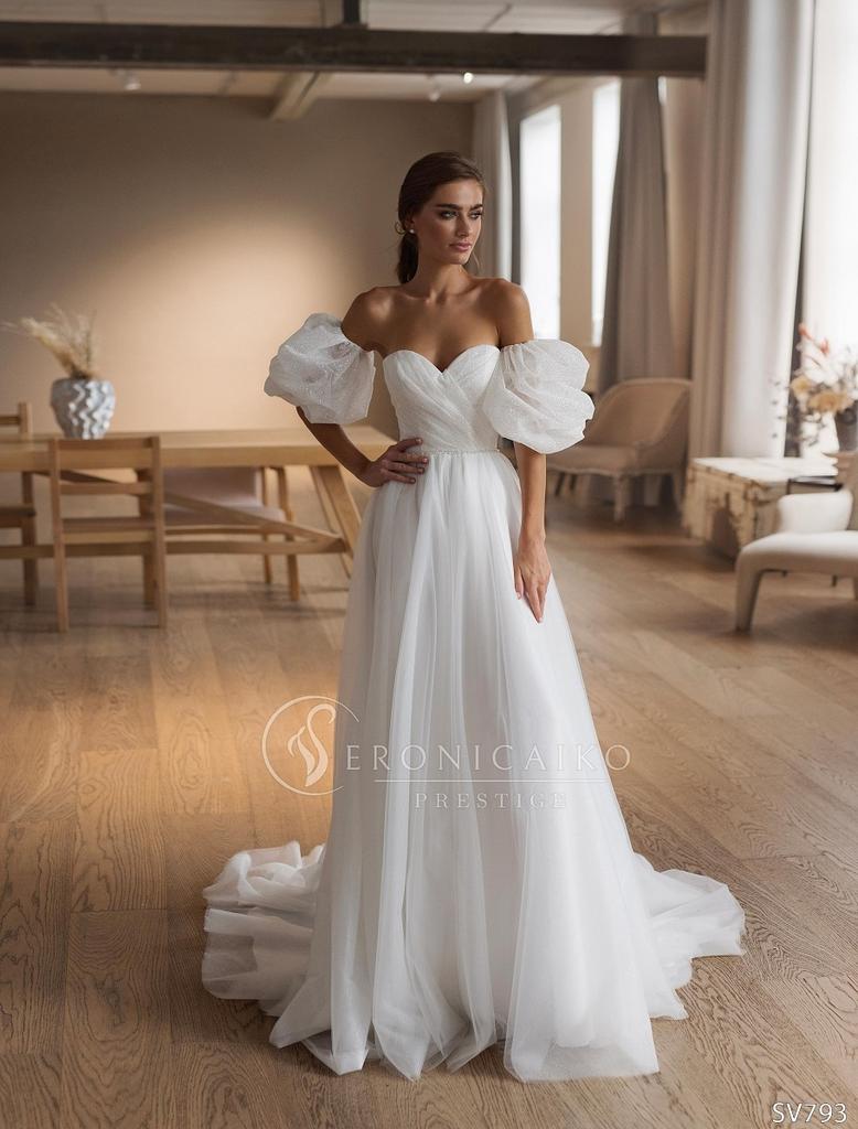 Блестящее свадебное платье из глиттера с буфами и поясом на талии фото 1