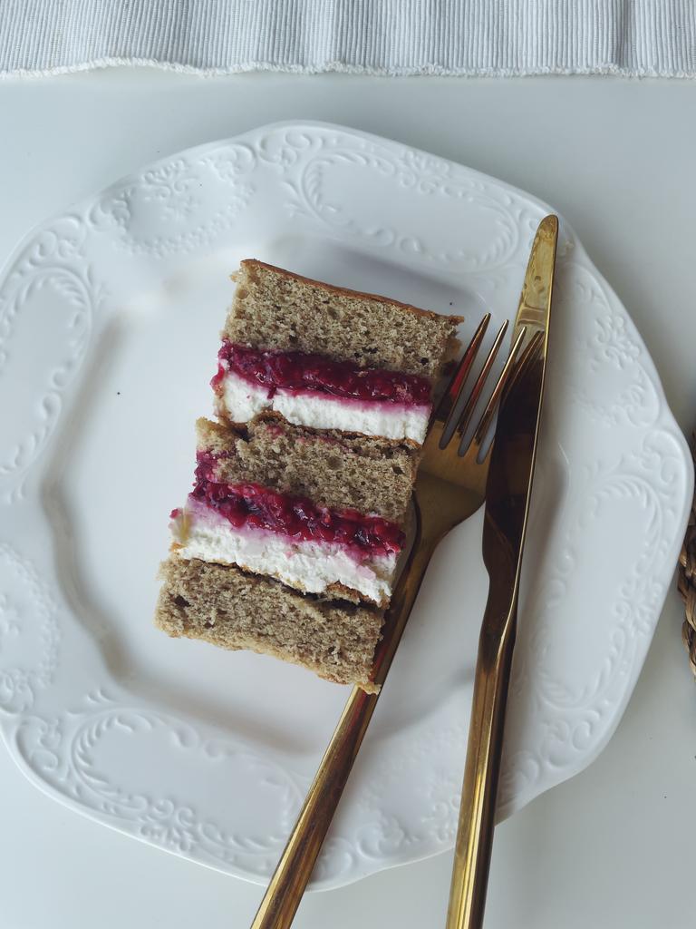 Насыщенный фисташковый с малиной