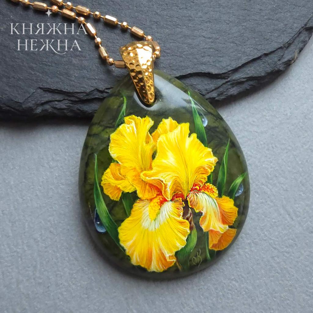Жёлтый ирис на камне — ручная миниатюрная живопись